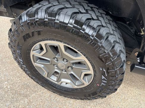 Used 2017 Jeep Wrangler Unlimited Rubicon w/ Connectivity Group image 29