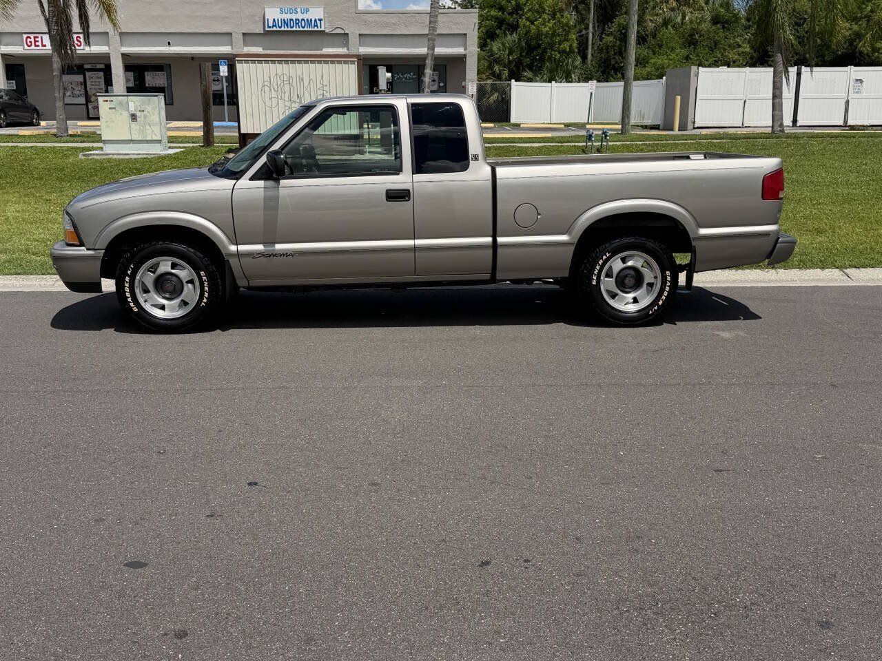 Used 1999 GMC Sonoma SLS w/ Super Spec Pkg 3 RWD image 8