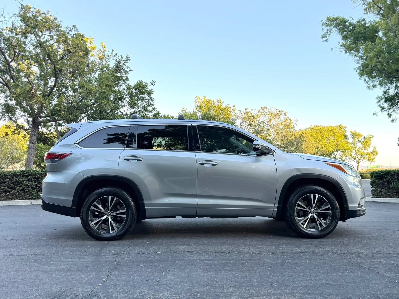 Used 2016 Toyota Highlander XLE FWD image 3
