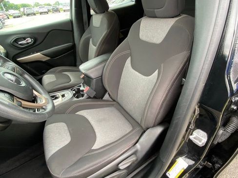 Used 2018 Jeep Cherokee Latitude FWD image 10