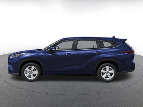 Used 2025 Toyota Highlander LE FWD image 3