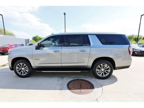 Used 2024 Chevrolet Suburban LT w/ Luxury Package image 3