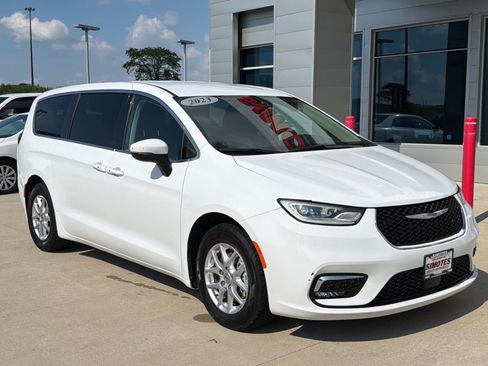 Used 2023 Chrysler Pacifica Touring-L FWD image 2