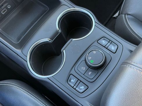 Used 2024 GMC Terrain SLT image 36