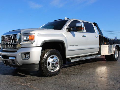Used 2019 GMC Sierra 3500 Denali w/ Duramax Plus Package image 11