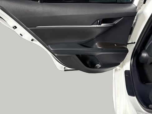 Used 2024 Toyota Camry SE image 25