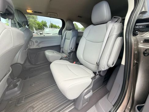 Used 2023 Toyota Sienna XLE AWD/4WD image 21