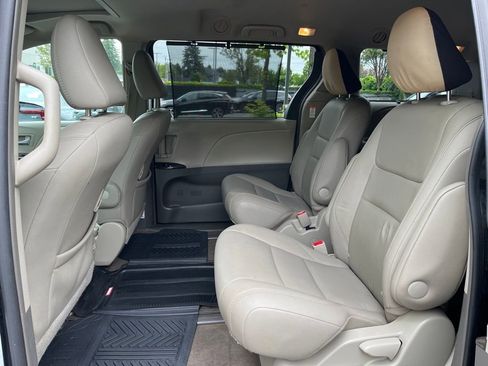 Used 2017 Toyota Sienna XLE w/ XLE Navigation Package AWD/4WD image 12