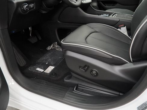 New 2026 Chrysler Pacifica Limited image 29