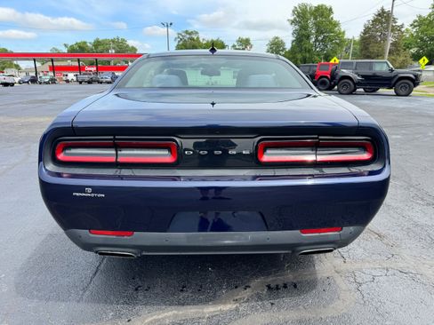 Used 2016 Dodge Challenger SXT w/ Driver Convenience Group RWD image 6