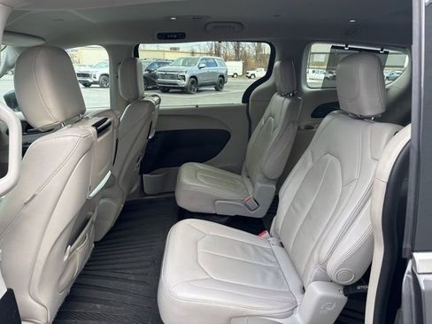 Used 2017 Chrysler Pacifica Touring-L Plus image 17