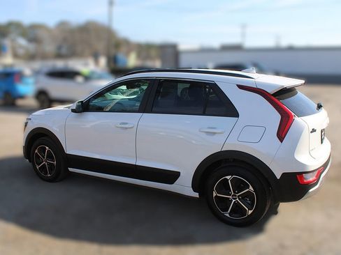 Used 2025 Kia Niro LX image 12