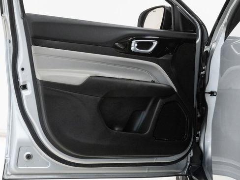 Used 2025 Jeep Compass Limited image 8