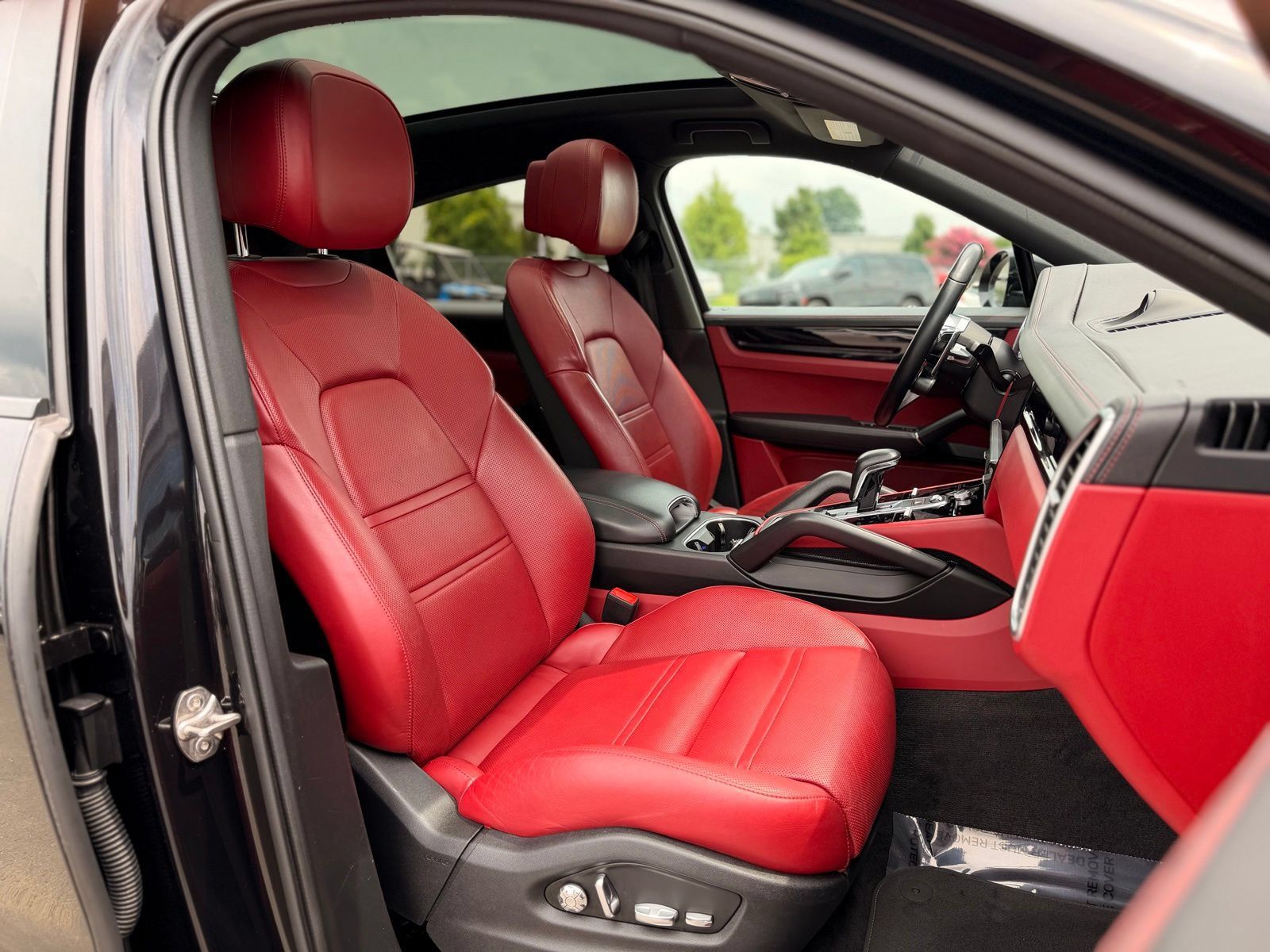 Used 2021 Porsche Cayenne Coupe AWD/4WD image 2