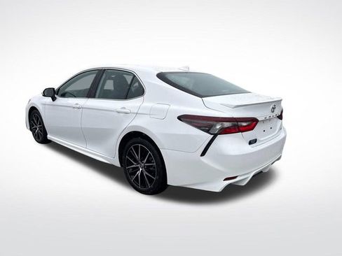 Used 2024 Toyota Camry SE image 3