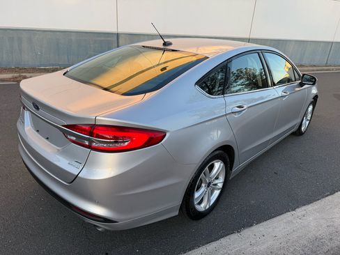 Used 2018 Ford Fusion SE w/ Fusion SE Technology Package image 4