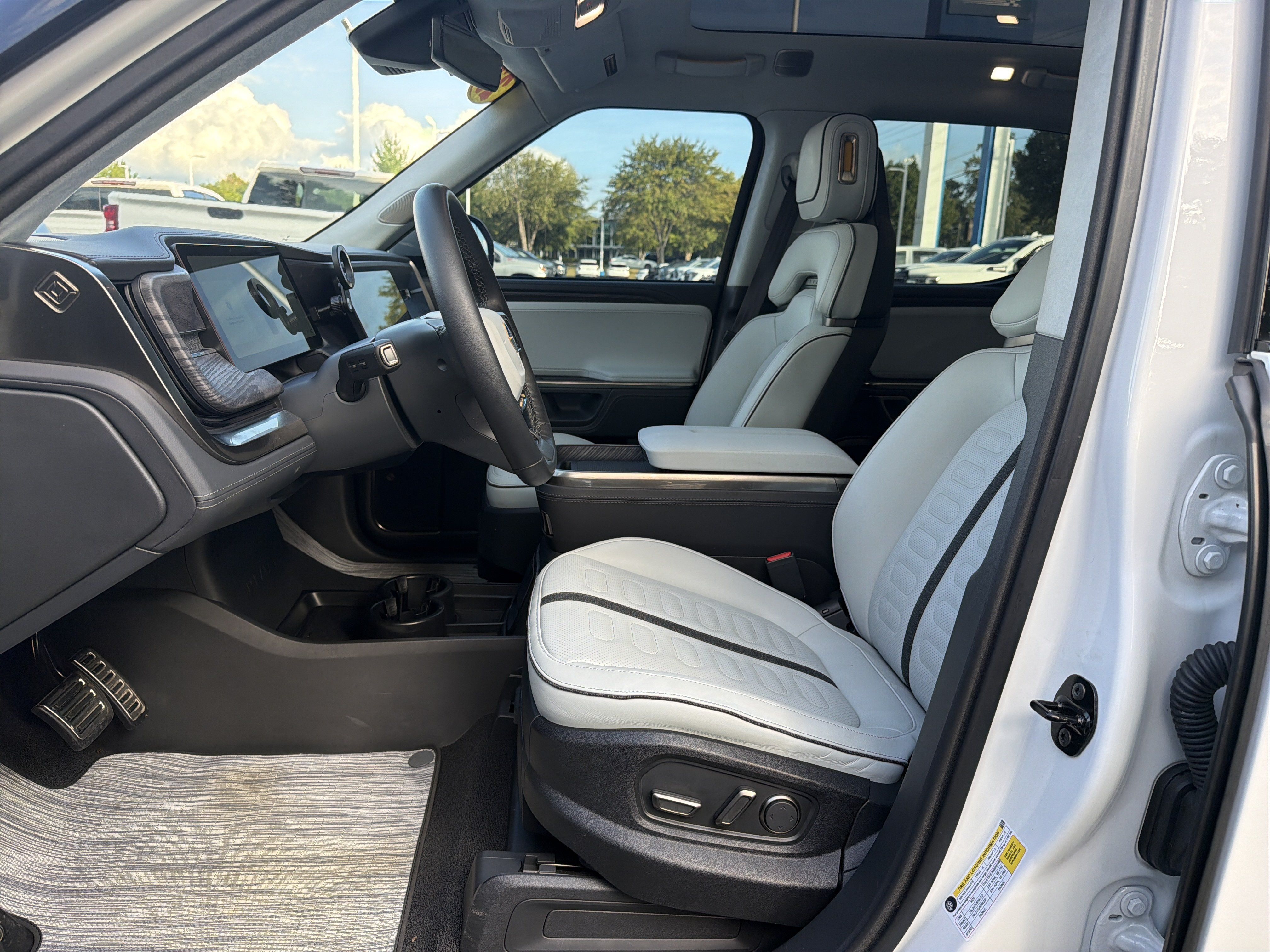 Used 2023 Rivian R1T Adventure Dual AWD/4WD image 16