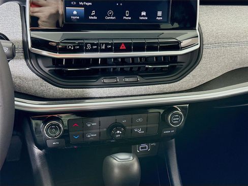 Used 2025 Jeep Compass Latitude image 9