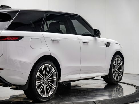 Used 2025 Land Rover Range Rover Sport Dynamic SE AWD/4WD image 18