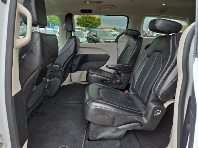 Used 2024 Chrysler Pacifica Touring-L FWD image 32
