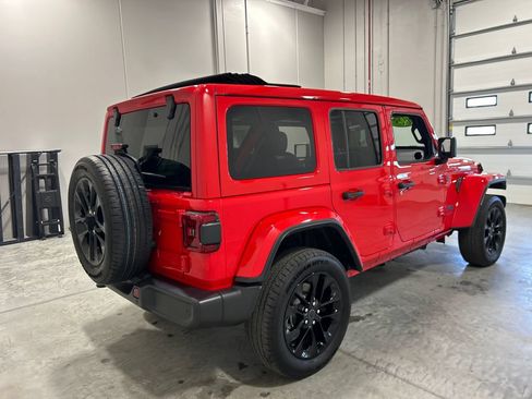 Used 2025 Jeep Wrangler Unlimited Sahara w/ Safety Group AWD/4WD image 6
