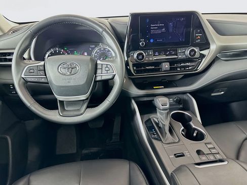 Used 2024 Toyota Highlander XLE image 23