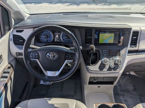 Used 2015 Toyota Sienna XLE image 19
