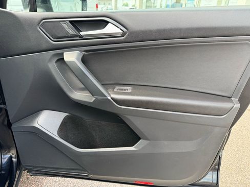 Used 2018 Volkswagen Tiguan SE w/ Panoramic Sunroof Package image 29