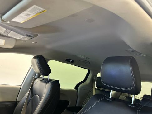 Used 2023 Chrysler Pacifica Touring-L FWD image 15
