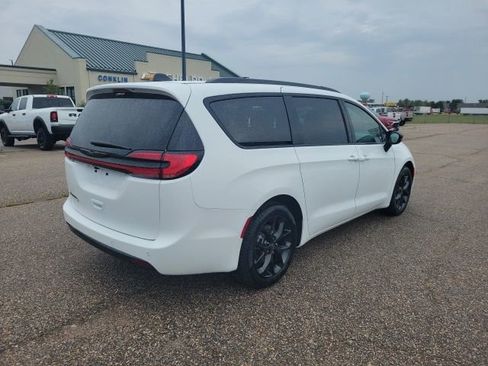New 2026 Chrysler Pacifica Select w/ S Appearance Package image 23