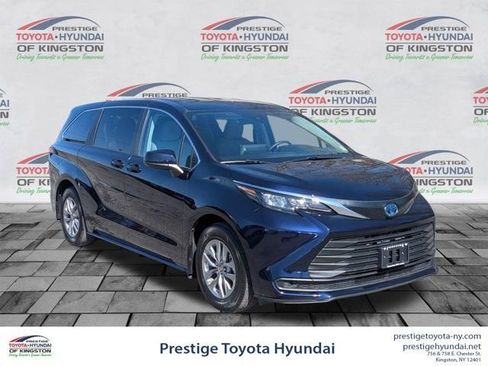 Certified 2024 Toyota Sienna LE AWD/4WD image 1