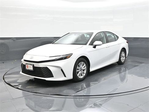 Certified 2025 Toyota Camry LE image 1