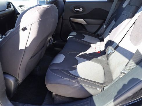 Used 2018 Jeep Cherokee Latitude AWD/4WD image 16