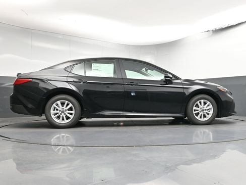Used 2025 Toyota Camry LE w/ Convenience Package image 23