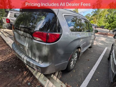 Used 2019 Chrysler Pacifica Touring-L FWD image 6