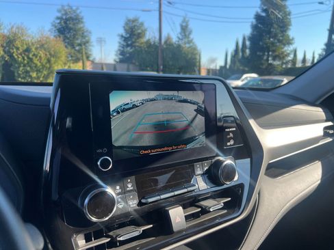 Used 2025 Toyota Highlander LE image 17