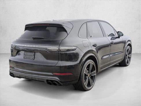 Used 2022 Porsche Cayenne Turbo image 5