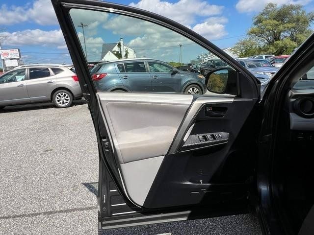 Used 2013 Toyota RAV4 XLE AWD/4WD image 9