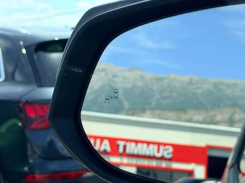 Used 2017 Toyota Tacoma TRD Off-Road w/ Premium & Technology Package AWD/4WD image 17