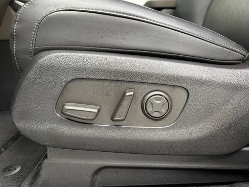 Used 2025 Kia Carnival FWD image 13