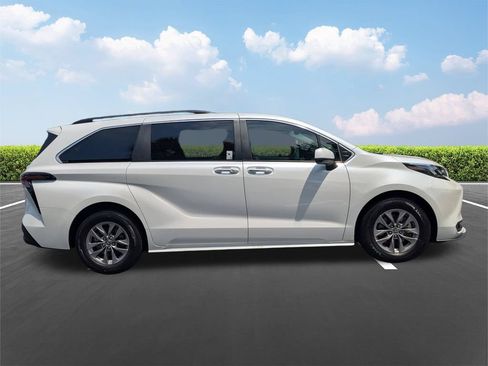 Used 2025 Toyota Sienna XLE w/ XLE Plus Package FWD image 3