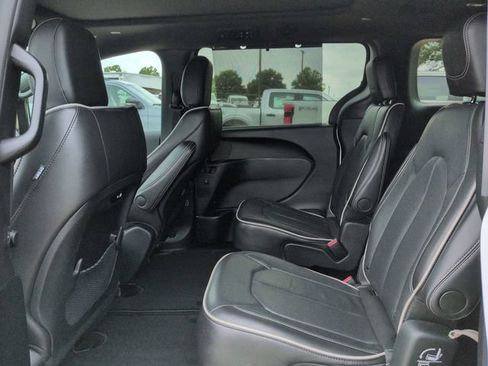 Used 2026 Chrysler Pacifica Limited FWD image 17
