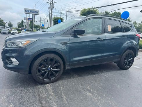 Used 2019 Ford Escape SE FWD image 2