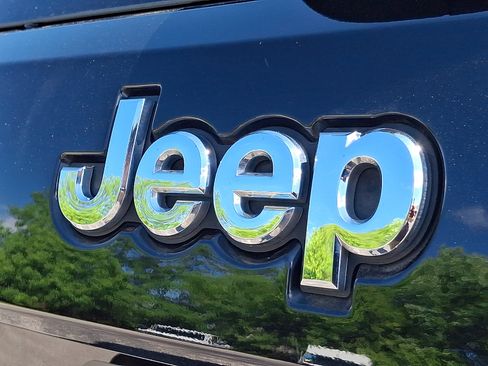 Used 2020 Jeep Grand Cherokee Laredo AWD/4WD image 31