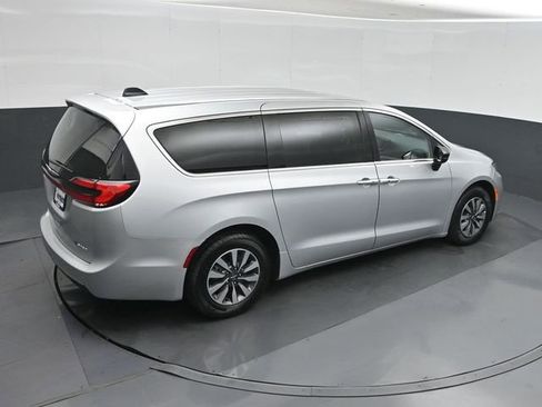 Used 2024 Chrysler Pacifica Limited FWD image 33