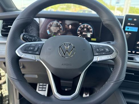 New 2026 Volkswagen Tiguan SE R-Line FWD image 18