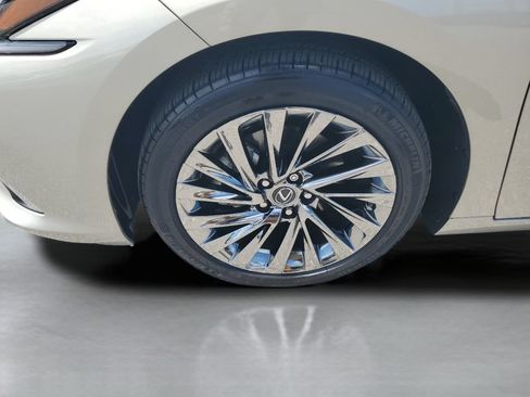Used 2024 Lexus ES 300h Ultra Luxury w/ Accessory Package (Z2) FWD image 29