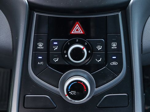 Used 2014 Hyundai Elantra SE image 16