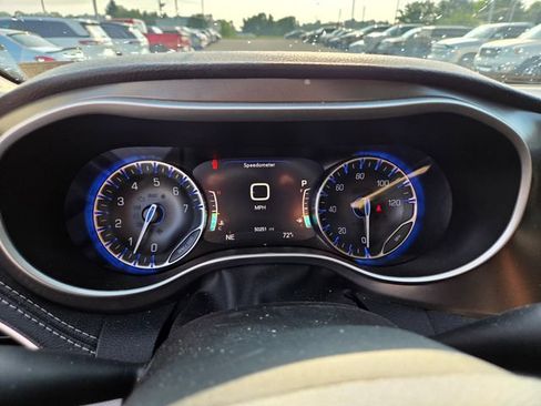 Used 2024 Chrysler Pacifica Touring-L FWD image 5