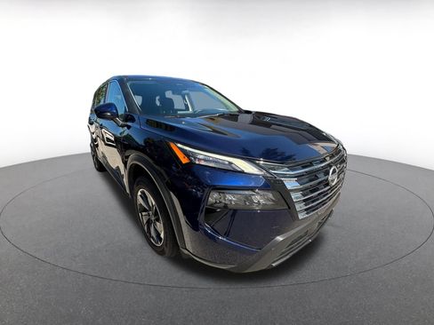 Used 2025 Nissan Rogue SV FWD image 2